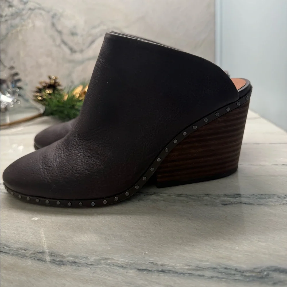 Lucky Brand Dark Gray graphite Leather Ankle Booties nail stud trim sz 7 slip on